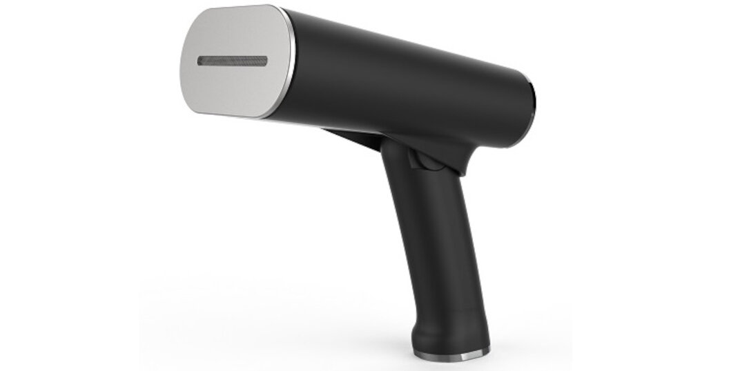 Czarna parownica do ubrań z metalicznym wykończeniem na końcu dyszy. Urządzenie ma ergonomiczny uchwyt i nowoczesny design.