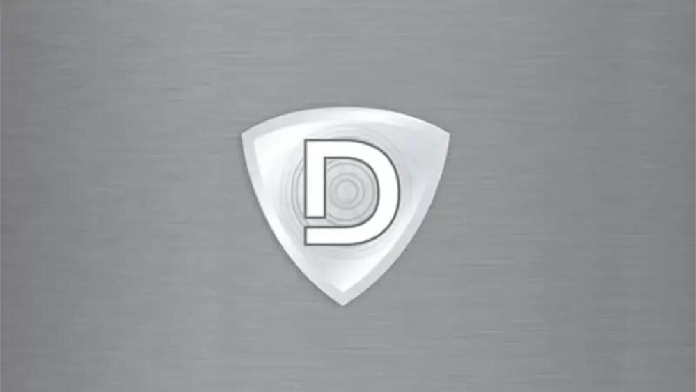 Obraz przedstawia metaliczną powierzchnię z centralnie umieszczonym logo w kształcie tarczy z literą \'D\'.
