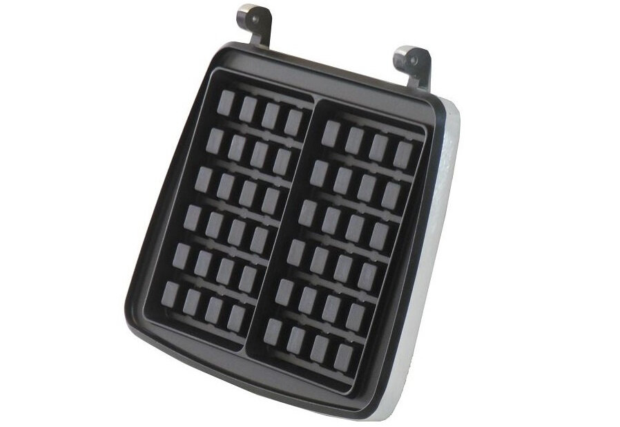 Obraz przedstawia wnętrze gofrownicy z dwoma prostokątnymi płytami do pieczenia gofrów. Płyty mają wzór kratki z prostokątnymi wgłębieniami.