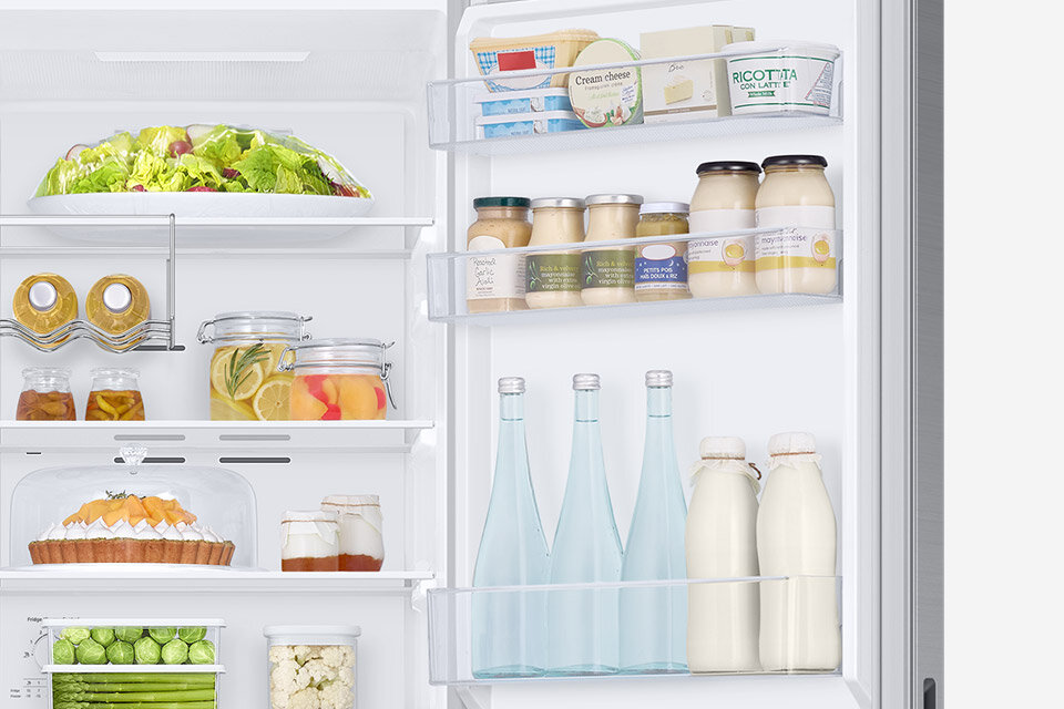 Na zdjęciu widać pojemniki na drzwiach chłodziarki Samsung RB33B612ESA