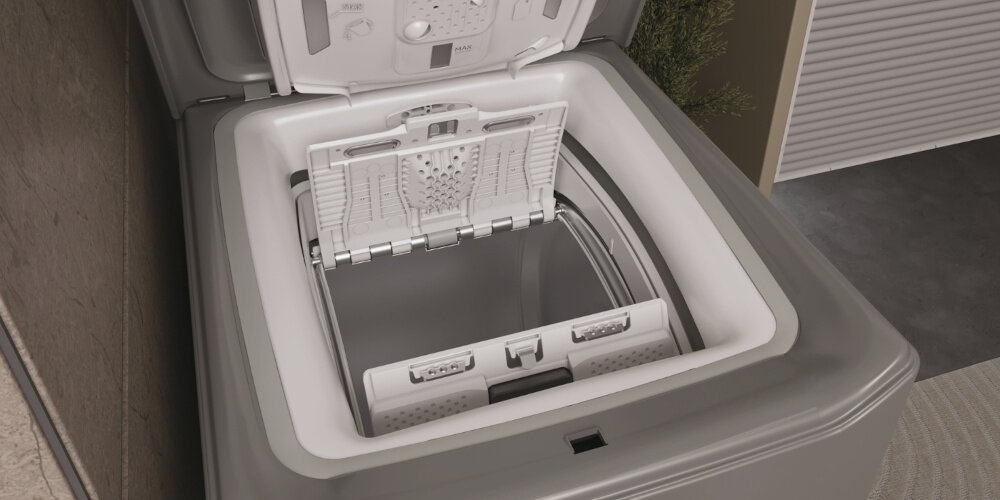 Zdjęcie przedstawia otwartą pralkę ładowaną od góry z widocznym bębnem i panelem sterowania. Wnętrze pralki jest jasne, a na panelu znajdują się przyciski i pokrętła.