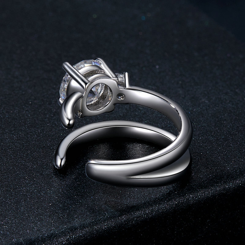 Srebrny kolczyk nausznica z podwójnym pierścieniem i centralnym kamieniem moissanite. Wykonany z błyszczącego srebra, prezentuje elegancki i nowoczesny design.