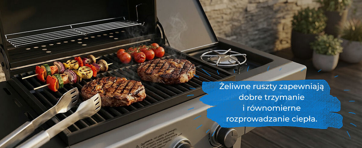 Zbliżenie na żeliwne ruszty grilla Ravanson z grillowanymi stekami, szaszłykami i pomidorkami koktajlowymi.