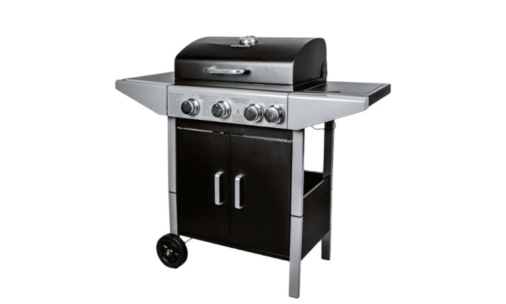 Grill gazowy z trzema pokrętłami i zamykanym schowkiem na dole, wyposażony w dwa boczne blaty i dwa kółka ułatwiające transport.