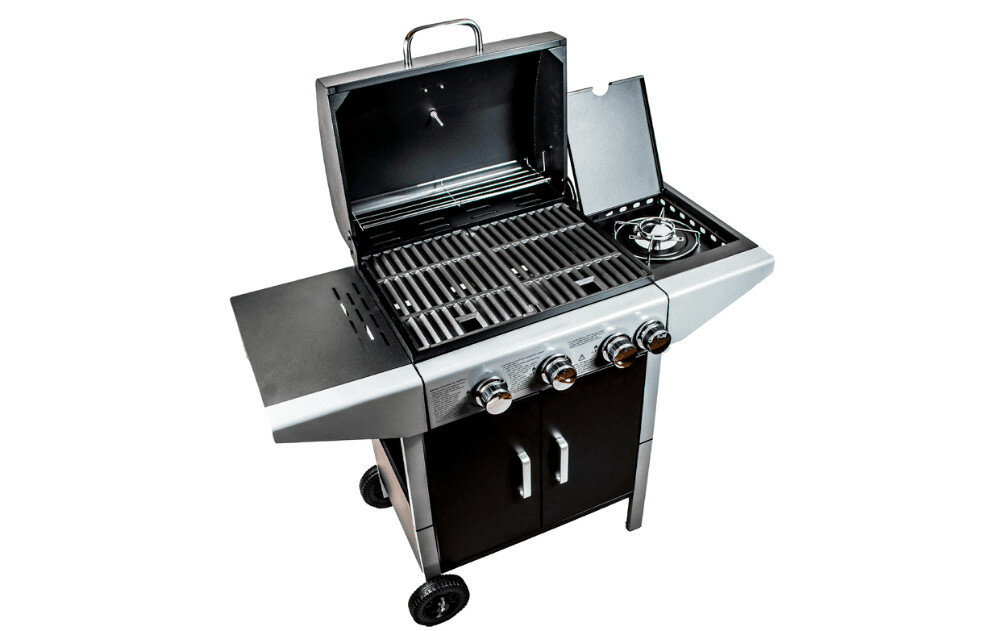 Na zdjęciu widoczny jest grill gazowy z trzema pokrętłami i dwoma półkami bocznymi. Grill posiada zamykaną pokrywę i dolną szafkę z dwoma uchwytami.