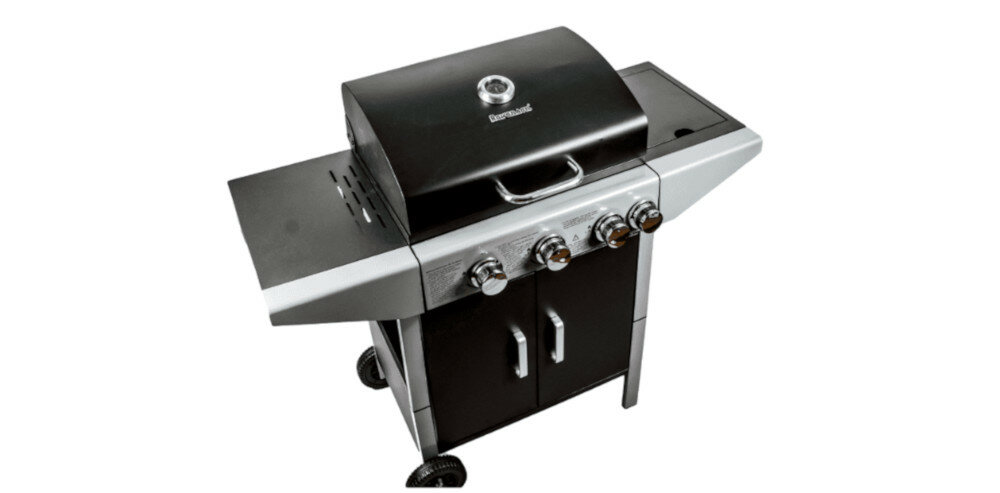 Na zdjęciu znajduje się grill gazowy z trzema pokrętłami i dwoma drzwiczkami na dole. Na pokrywie widoczne jest logo \'Ravanson\'.