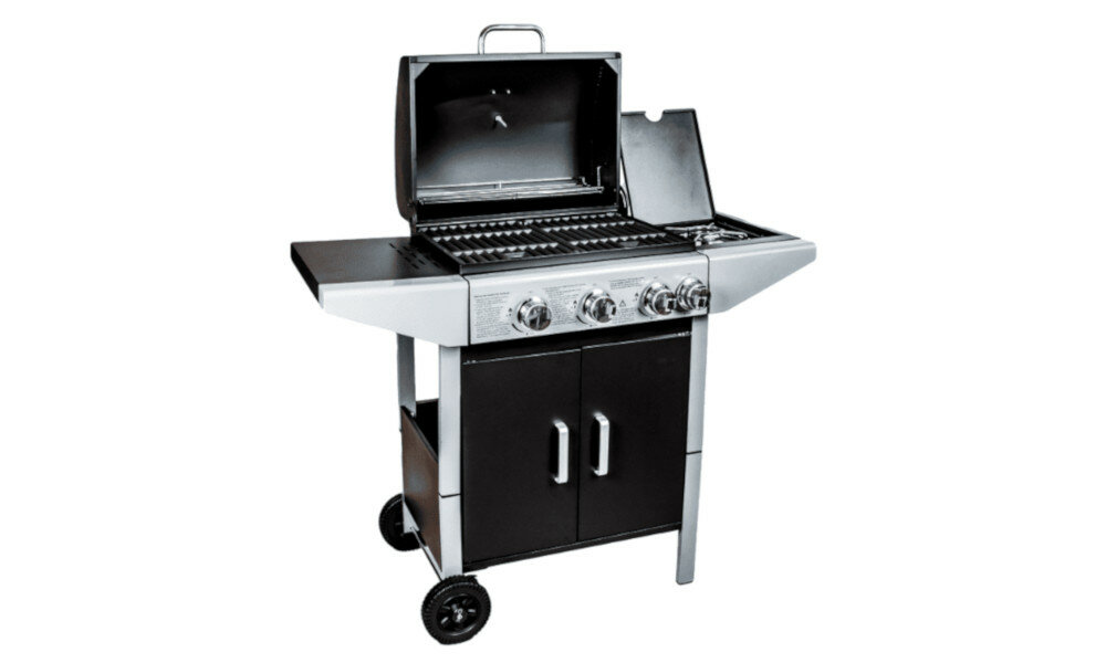 Na zdjęciu widoczny jest grill gazowy z trzema pokrętłami i otwartą pokrywą. Grill posiada dwie boczne półki i dolną szafkę z dwoma drzwiami.