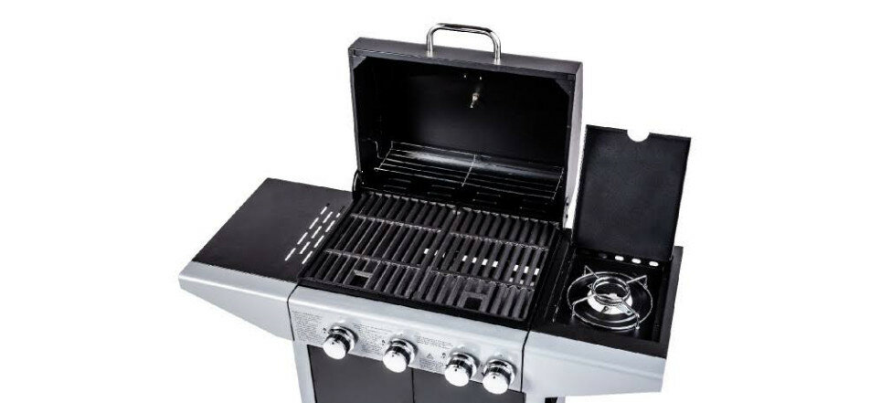 Na zdjęciu widoczny jest grill gazowy z otwartą pokrywą, posiadający trzy palniki i boczny palnik. Grill ma metaliczne wykończenie i cztery pokrętła na panelu przednim.