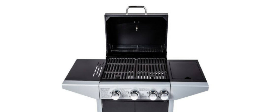 Grill gazowy z czterema pokrętłami i otwartą pokrywą, ukazującą ruszt. Po bokach znajdują się dwa blaty robocze.