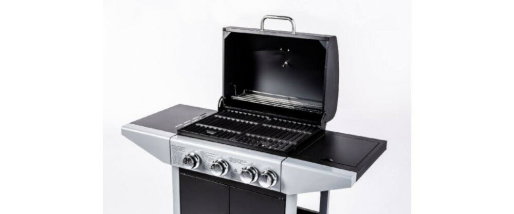 Na obrazie widoczny jest grill gazowy z otwartą pokrywą, posiadający trzy pokrętła na panelu przednim. Grill ma boczne półki i metalowy uchwyt na pokrywie.