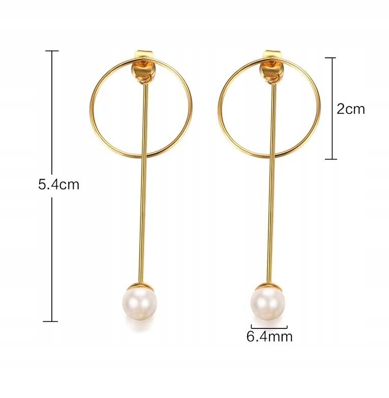 Na obrazie widoczne są złote kolczyki z okrągłym elementem i perłą na końcu. Wymiary to 5.4 cm długości, 2 cm średnicy okręgu i 6.4 mm średnicy perły.
