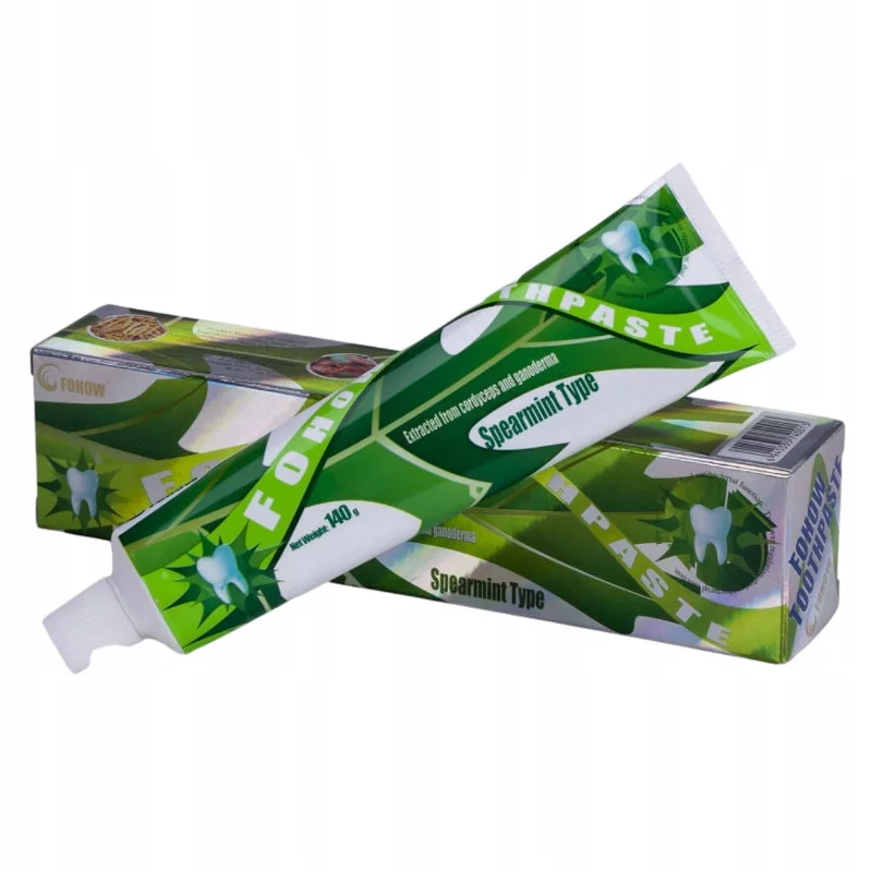 Na obrazie widoczna jest zielona tubka pasty do zębów z napisem \'Spearmint Type\' oraz opakowanie kartonowe z podobnym wzorem. Na tubce i opakowaniu znajduje się logo \'FOHOW\'.