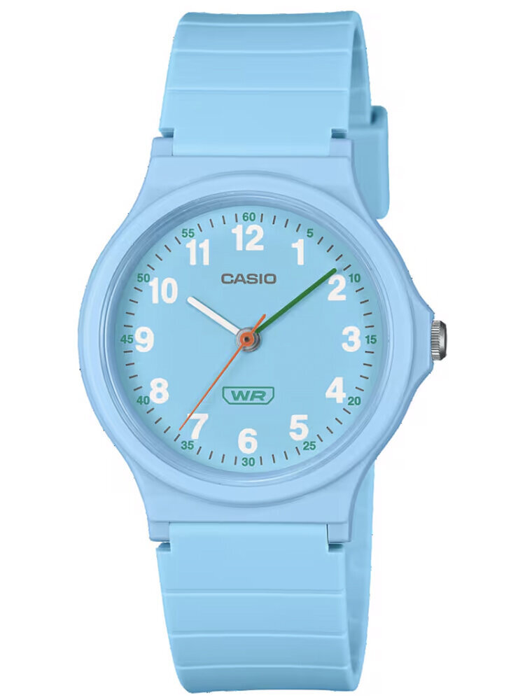 Zegarek w kolorze jasnoniebieskim z okrągłą tarczą, na której widoczne są białe cyfry arabskie i logo \'CASIO\'. Na tarczy znajduje się również napis \'WR\' oraz trzy wskazówki: biała, zielona i pomarańczowa.