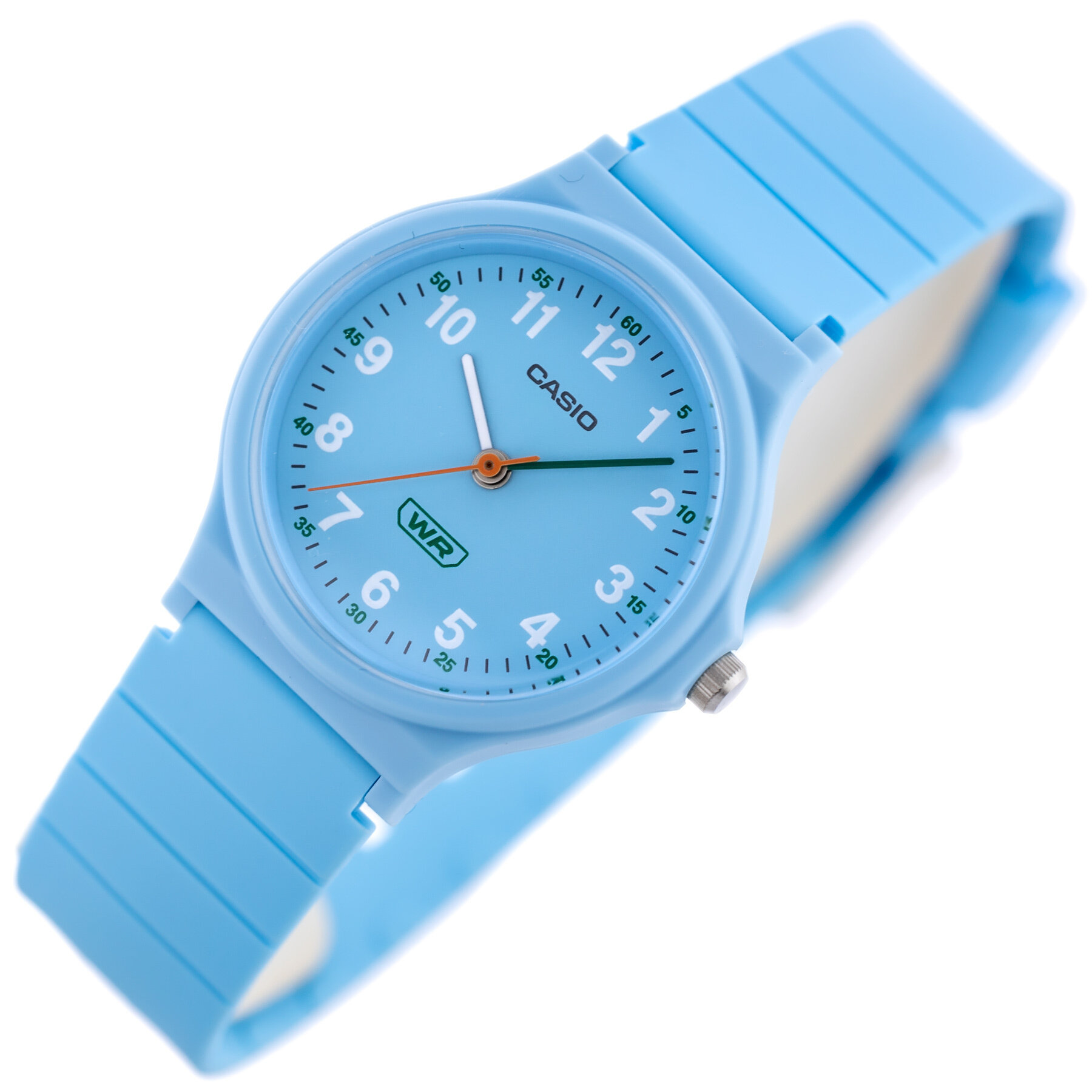 Niebieski zegarek z białymi cyframi i wskazówkami, z logo Casio na tarczy. Na tarczy widoczny jest również napis \'WR\'.