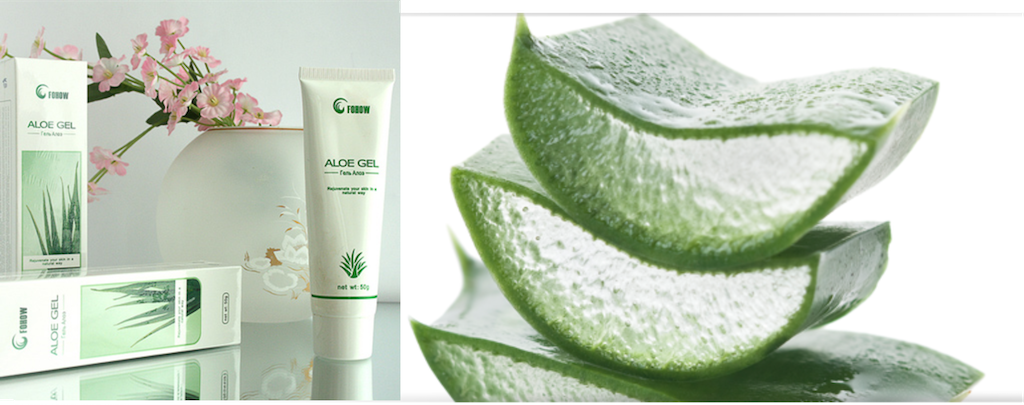 Na obrazie widoczny jest żel aloesowy w tubce oraz opakowanie z napisem \'FOHOW ALOE GEL\'. Obok znajduje się wazon z różowymi kwiatami, a po prawej stronie widoczne są przekrojone liście aloesu.
