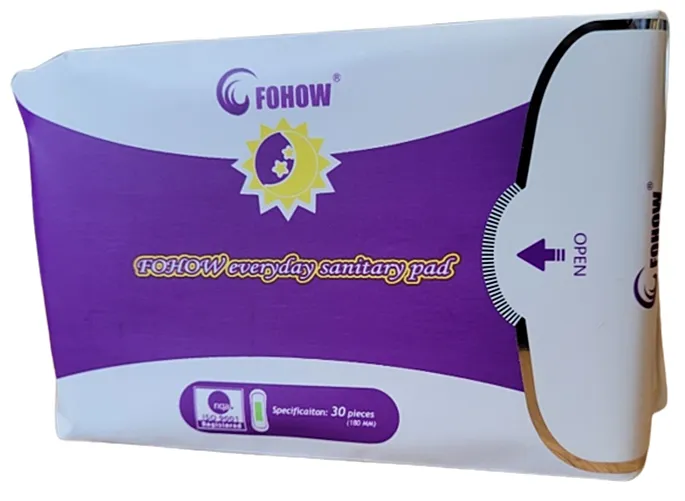 Opakowanie produktu z napisem \'FOHOW everyday sanitary pad\' oraz \'Specification: 30 pieces (180 mm)\'. Widoczne logo \'FOHOW\' i symbol otwierania z napisem \'OPEN\'.