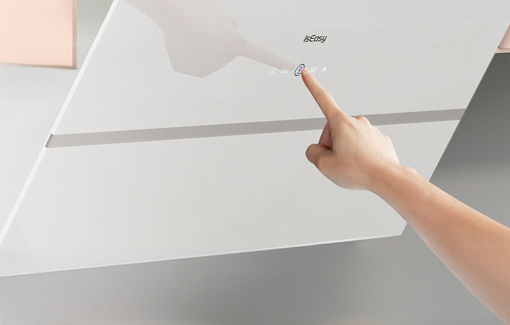 Osoba dotyka panelu dotykowego na białym okapie kuchennym z widocznym logo \'IsEasy\'. Na panelu znajdują się ikony i cyfry wskazujące ustawienia urządzenia.