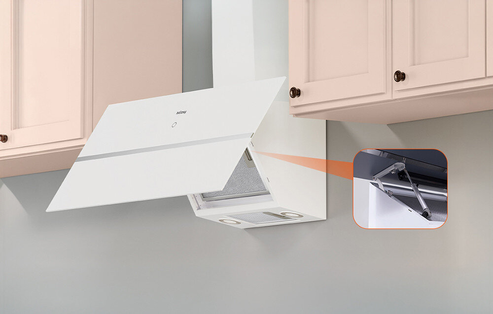 Biały okap kuchenny zamontowany pod szafkami, z otwartą klapą i widocznymi dwoma okrągłymi światłami. W prawym dolnym rogu znajduje się zbliżenie na mechanizm otwierania klapy.