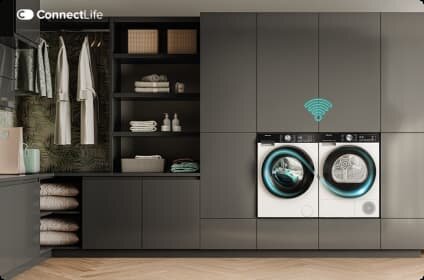 Nowoczesna pralnia z ciemnymi szafkami, w której znajdują się pralka i suszarka z niebieskimi akcentami. Na ścianie widoczne jest logo ConnectLife oraz symbol Wi-Fi.