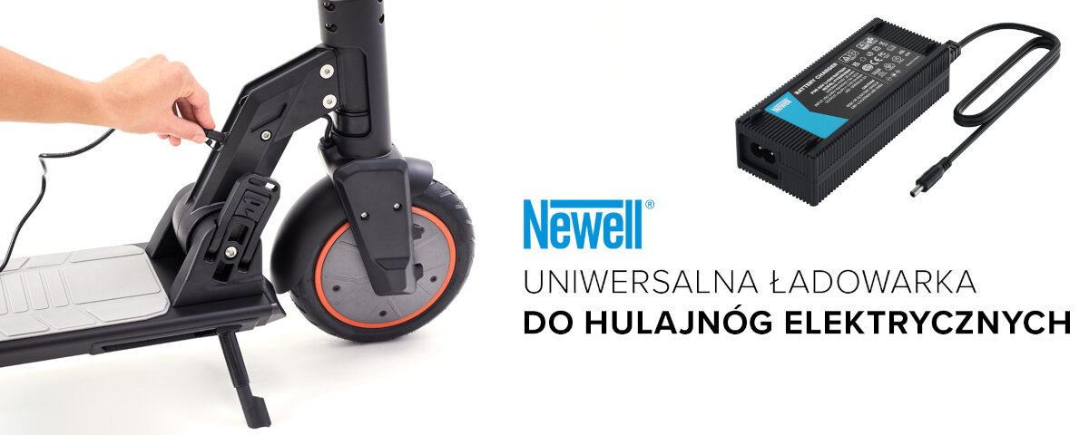 Obraz przedstawia osobę podłączającą ładowarkę do hulajnogi elektrycznej oraz samą ładowarkę z napisem \'Newell UNIWERSALNA ŁADOWARKA DO HULAJNÓG ELEKTRYCZNYCH\'.