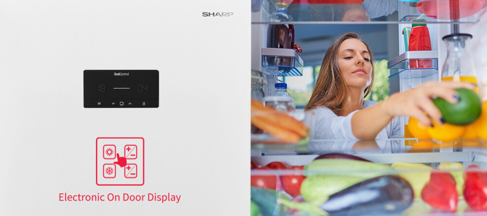 Po lewej stronie widoczny jest biały panel z logo SHARP i elektronicznym wyświetlaczem z napisem \'Electronic On Door Display\'. Po prawej stronie osoba sięga do wnętrza lodówki pełnej kolorowych warzyw i napojów.