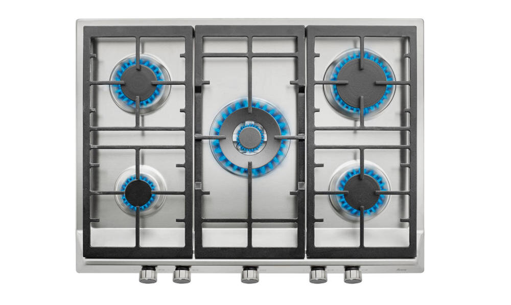 Na obrazie widoczna jest płyta gazowa z pięcioma palnikami, z których każdy otoczony jest niebieskim płomieniem. Płyta posiada metalowe pokrętła do regulacji gazu umieszczone z przodu.