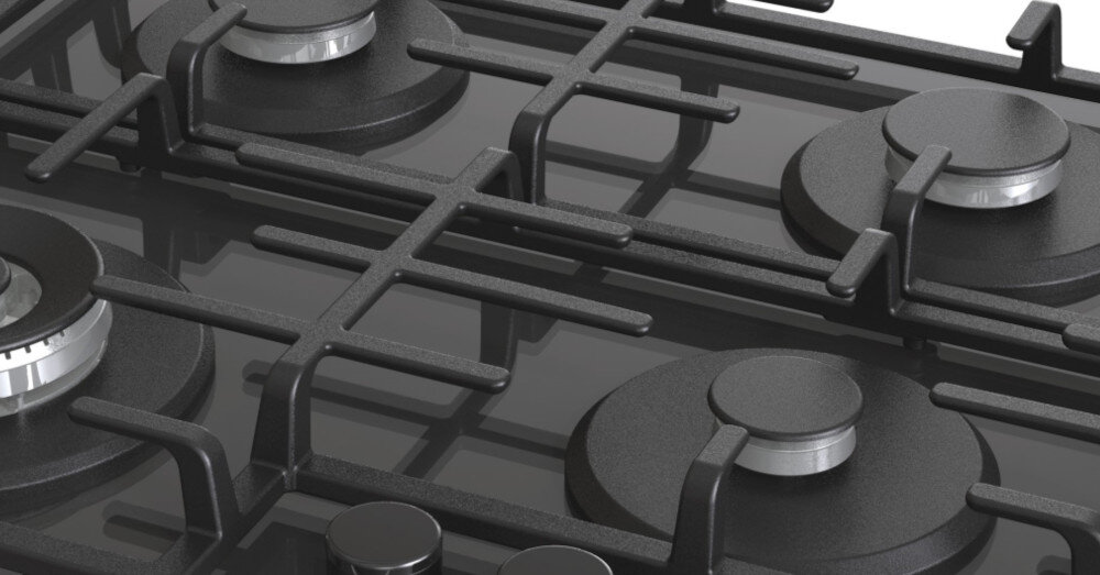 Obraz przedstawia płytę gazową z czterema palnikami i żeliwnymi rusztami. Powierzchnia jest ciemna i błyszcząca.