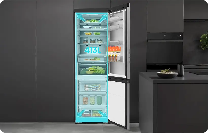 Otwarta lodówka z widocznymi półkami wypełnionymi jedzeniem i napojami. Na drzwiach lodówki widoczny napis \'413L\'.