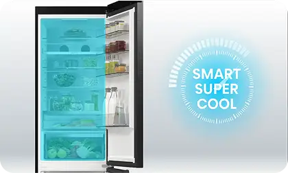 Otwarta lodówka z widocznymi półkami i produktami spożywczymi. Obok lodówki znajduje się napis \'SMART SUPER COOL\'.