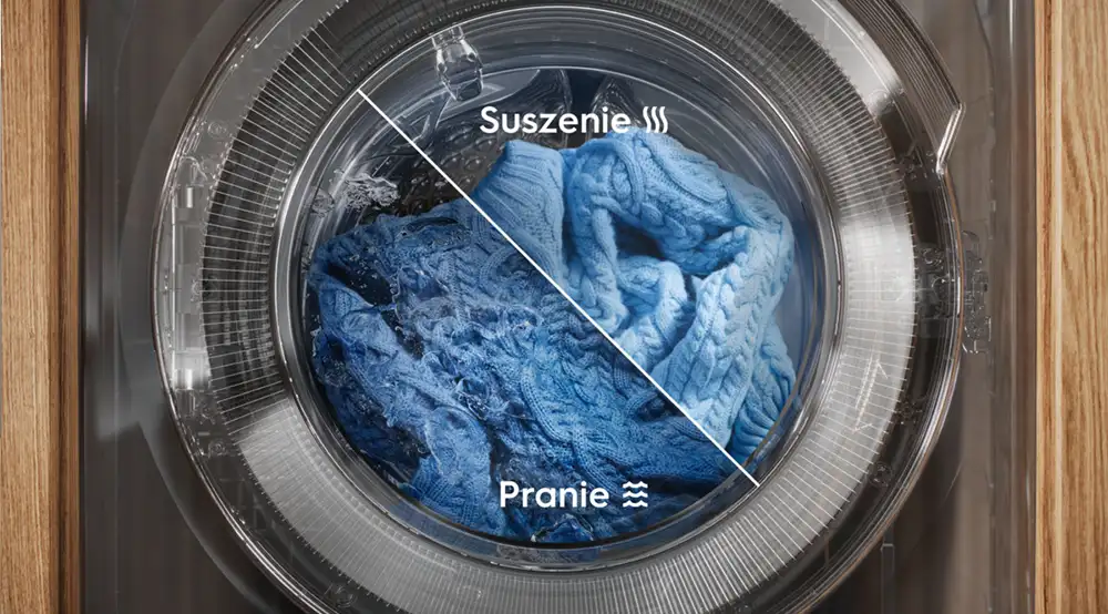 Widok bębna pralko-suszarki z niebieskimi ubraniami w środku. Na obrazie widoczne są napisy: \'Suszenie\' i \'Pranie\'.