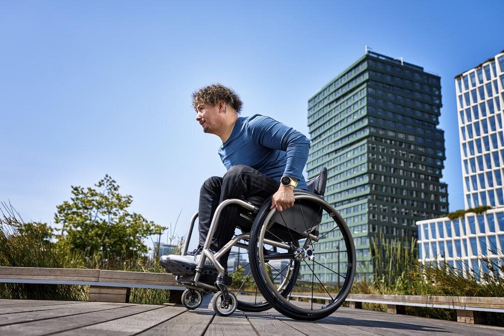 Zegarek sportowy GARMIN Venu 4 wyświetlacz AMOLED 1,2 cala szkło Corning Gorilla Glass 3  