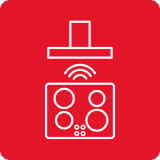 Czerwony kwadrat z białą ikoną przedstawiającą płytę indukcyjną z czterema polami grzewczymi i okapem nad nią. Pomiędzy płytą a okapem znajduje się symbol fal radiowych.