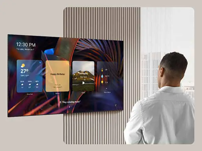 Mężczyzna patrzy, jak ekran TV włącza Daily Board z widżetami, czasem, datą i komunikatem do odtworzenia relaksującej muzyki.