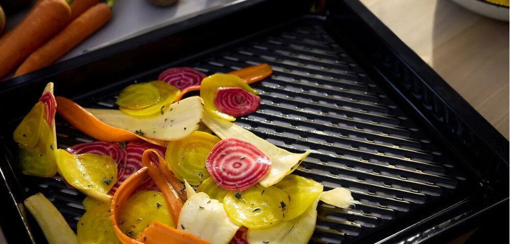 PIEKARNIK BOSCH HBG579EB7 taca Air Fry warzywa plasterki ziemniaki pieczenie chrupiące chipsy warzywne mniej tłuszczu grillowanie