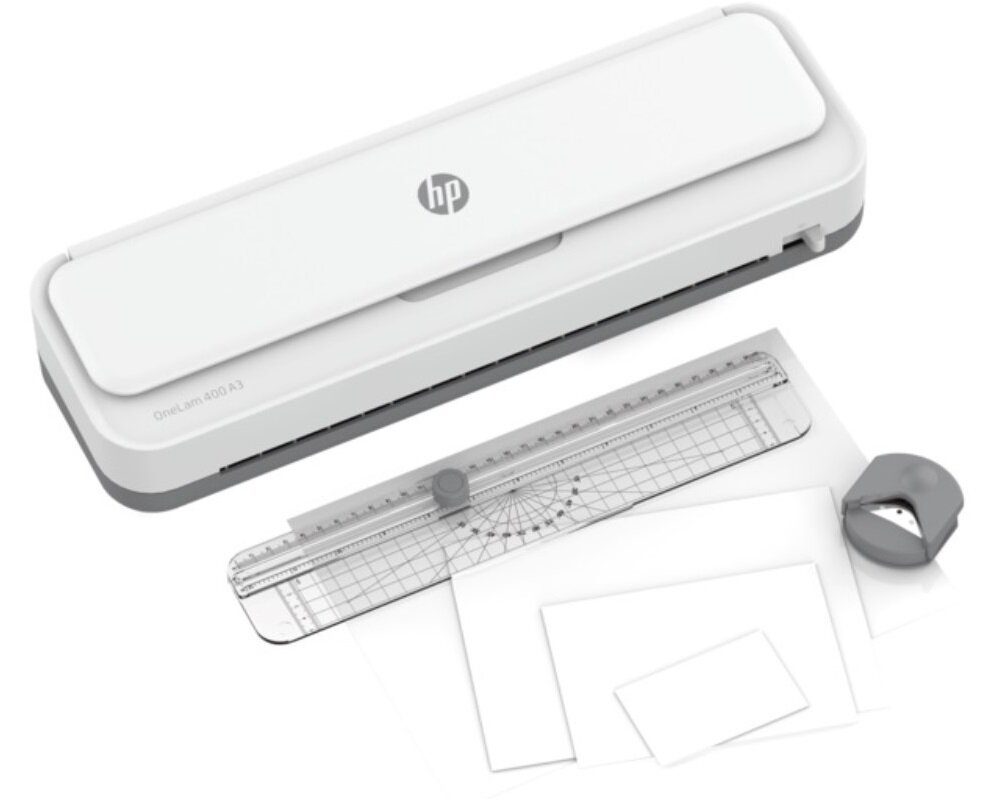 Na obrazie znajduje się biały laminator z logo \'hp\' oraz napisem \'OneLam 400 A3\'. Obok laminatora leży linijka z miarką, przezroczyste folie do laminowania i zaokrąglacz narożników.