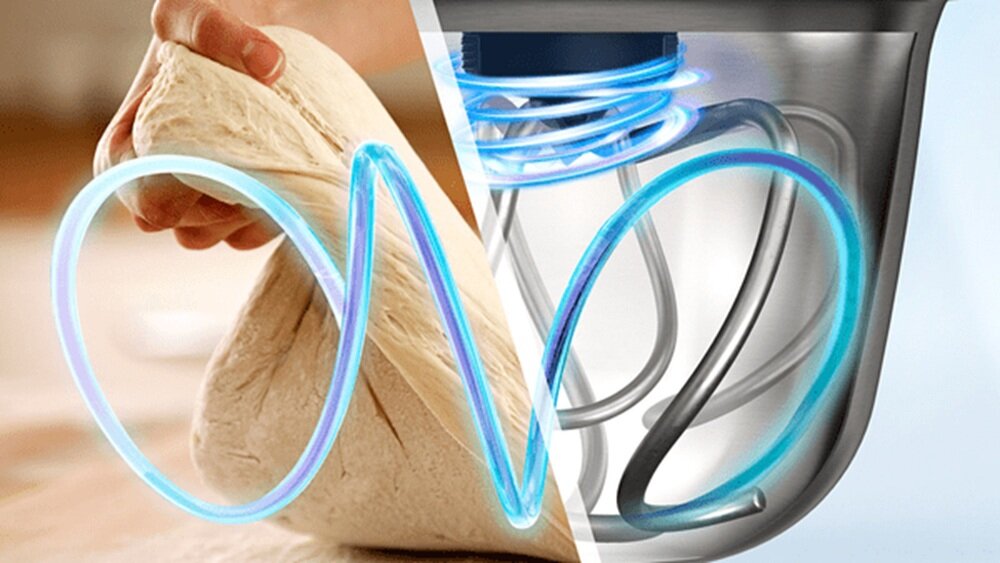 Obraz przedstawia rękę ugniatającą ciasto oraz metalową misę z mieszadłem planetarnym. Mieszadło jest podświetlone na niebiesko, co sugeruje ruch mieszania.