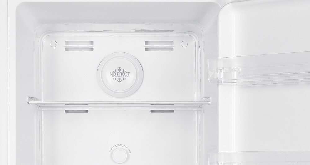 Wnętrze lodówki z widocznym napisem \'NO FROST\' na okrągłym elemencie. W środku znajdują się półki i wentylacja.