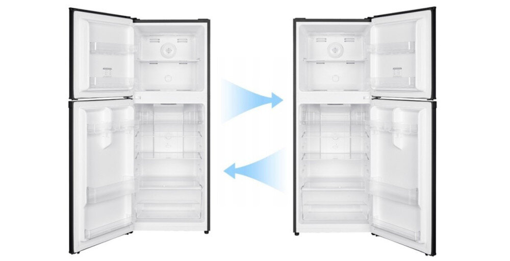 Obraz przedstawia dwie otwarte lodówki z zamrażalnikiem na górze, ukazujące wnętrze z półkami i pojemnikami na drzwiach. Pomiędzy lodówkami znajdują się niebieskie strzałki wskazujące możliwość zmiany kierunku otwierania drzwi.