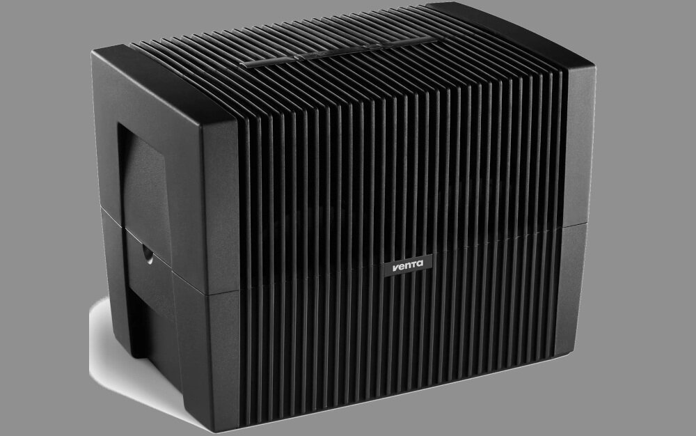 Czarny nawilżacz ewaporacyjny z pionowymi żebrami na obudowie. Na środku widoczne jest logo \'venta\'.