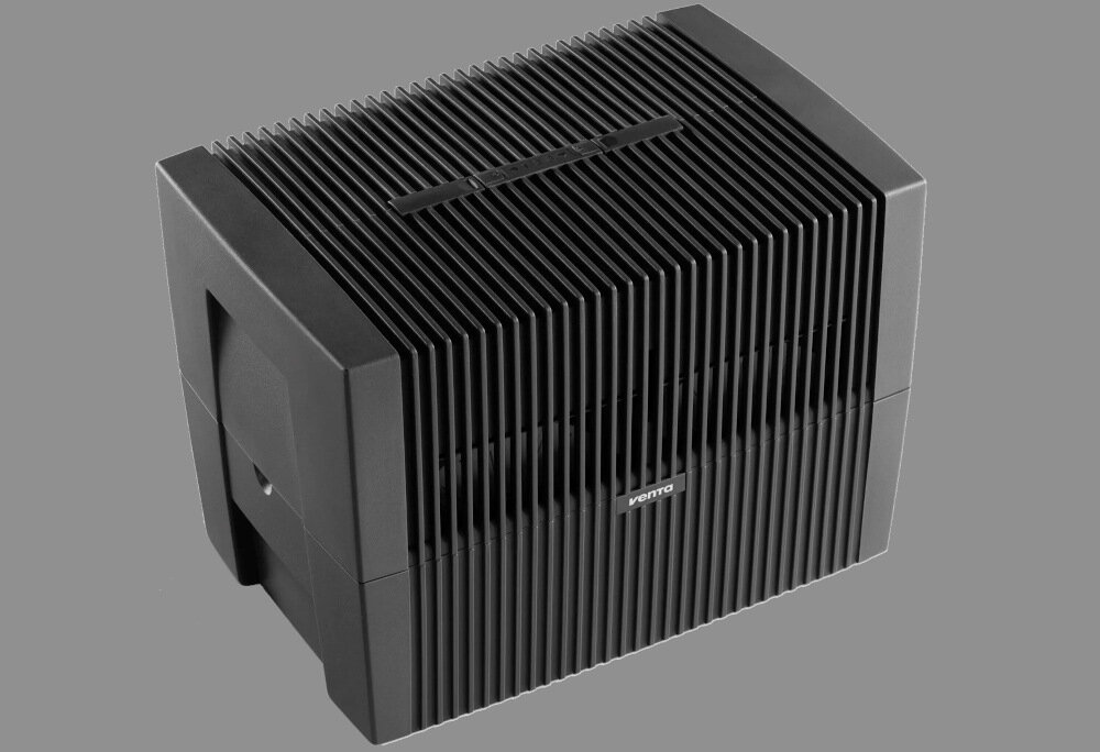 Czarny nawilżacz ewaporacyjny z pionowymi żebrami na obudowie. Widoczne logo \'VENTA\' na przedniej części urządzenia.