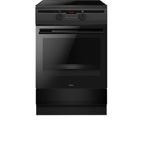 Czarna kuchnia wolnostojąca z płytą indukcyjną i piekarnikiem, na froncie widoczne pokrętła i wyświetlacz cyfrowy. Na drzwiach piekarnika znajduje się logo \'Amica\'.
