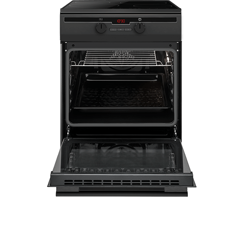 Czarna kuchnia elektryczna z otwartym piekarnikiem, wyposażona w ruszt i blachę do pieczenia. Na panelu sterowania widoczny jest wyświetlacz z czerwonymi cyframi oraz dwa pokrętła.