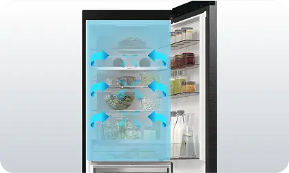 Otwarta lodówka z widocznymi półkami i produktami spożywczymi. Na drzwiach znajdują się butelki i słoiki, a na głównych półkach różne pojemniki z jedzeniem.