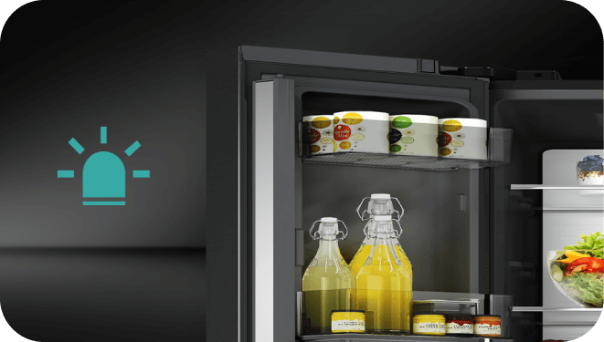 Otwarta lodówka z widocznymi półkami, na których znajdują się butelki z napojami i pojemniki z żywnością. Obok lodówki znajduje się ikona w kształcie syreny alarmowej.