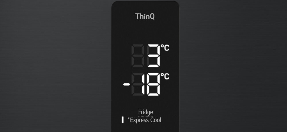 Panel sterowania lodówki z wyświetlaczem pokazującym temperatury: 3°C i -18°C. Widoczny jest napis \'ThinQ\' oraz \'Fridge Express Cool\'.