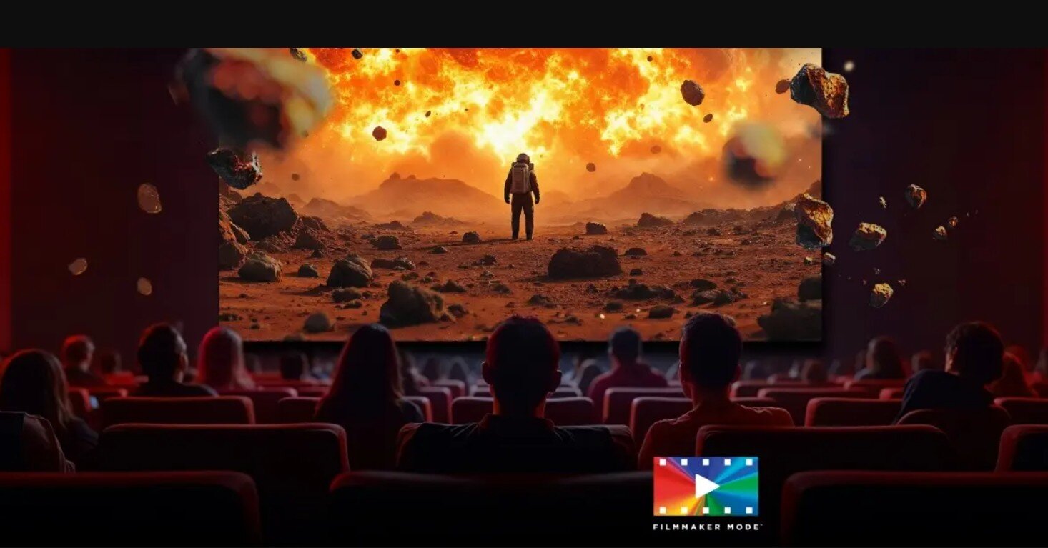 Telewizor PANASONIC TV-65W85BEZ Tryb Filmmaker Mode wierna wizja reżysera, ludzie siedzący w kinie oglądający film