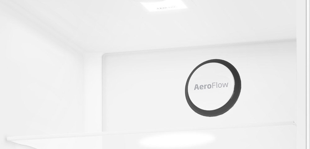 Wnętrze lodówki z widocznym napisem \'AeroFlow\' na białej ścianie. W górnej części znajduje się półka oraz źródło światła.