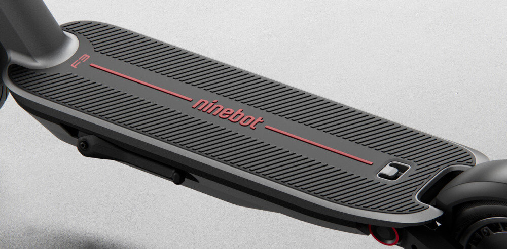 Hulajnoga elektryczna SEGWAY Ninebot F3 Pro D 70km 1200W Amortyzacja 10 cali Czarny szare tło zbliżenie na podest wytrzymała konstrukcja z wysokiej jakości stopu 12 dla osób o maksymalnej wadze do 120 kg spory deck o wymiarach 180 x 510 mm komfortowa i stabilna jazda antypoślizgowa powłoka