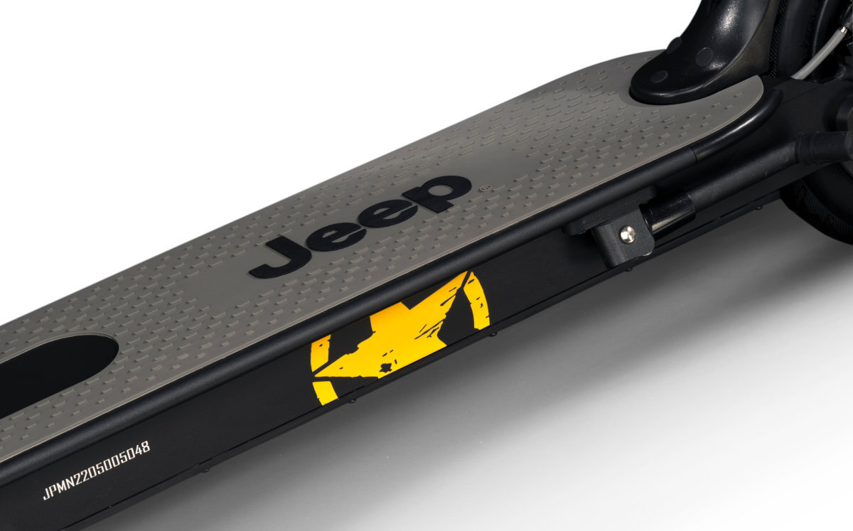 Zbliżenie na platformę hulajnogi elektrycznej z widocznym logo \'Jeep\' oraz żółtym symbolem na czarnym tle. Na boku widoczny jest numer \'JPMY2205005048\'.