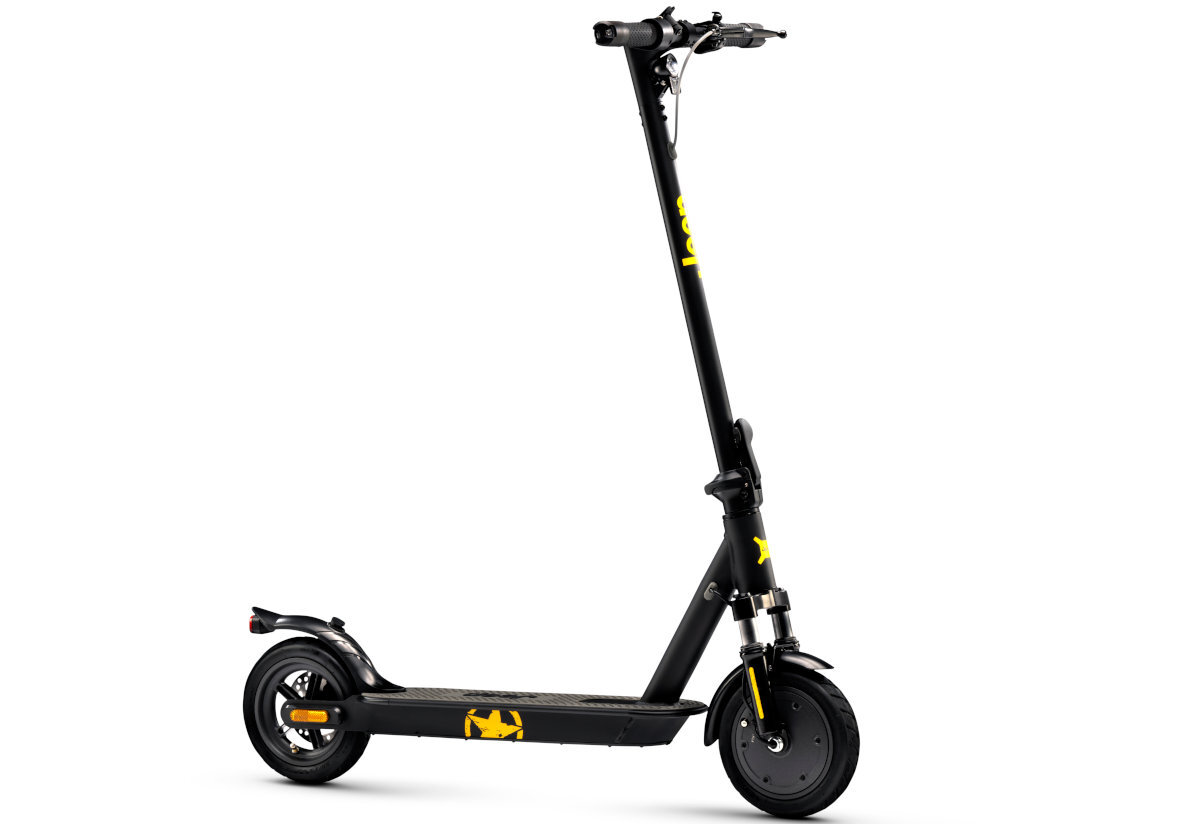 Czarno-żółta hulajnoga elektryczna z widocznym logo \'Jeep\' na kierownicy i platformie. Posiada amortyzację oraz koła o średnicy 8.5 cala.